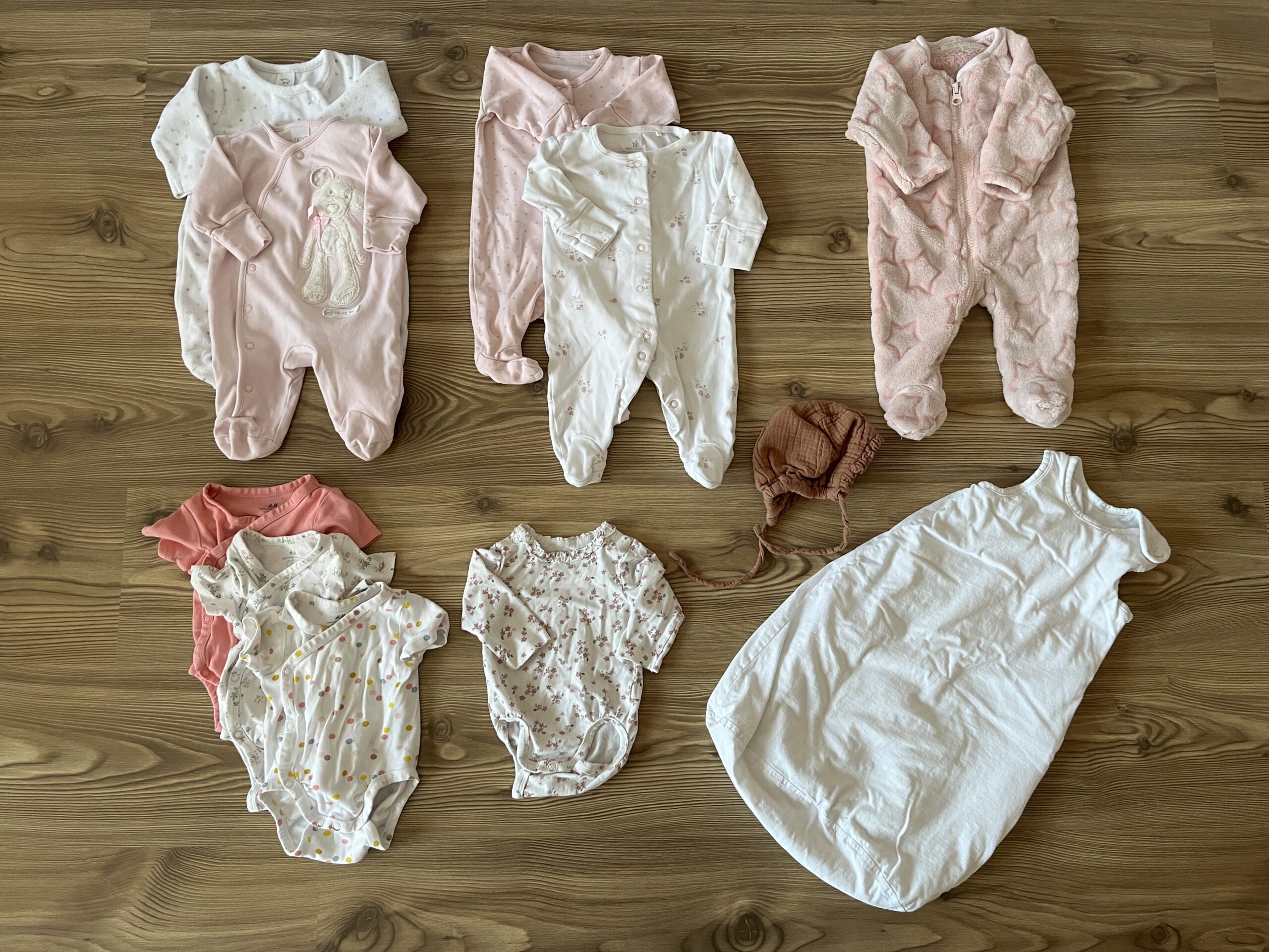 Minimalista újszülött babaruhatár Minimalista újszülött babaruhatár